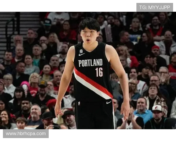 杨瀚森随队抵达多伦多加拿大网友街头偶遇成功合影留念